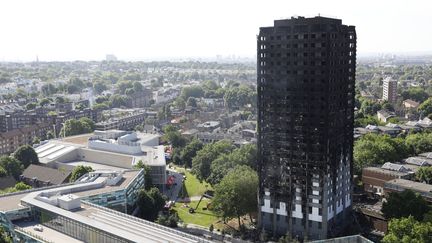 La Tour Grenfell à Londres (Royaume-Uni) a été ravagée par les flammes, le&nbsp;14 juin 2017. (TOLGA AKMEN / AFP)