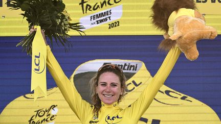 Annemiek van Vleuten sur le podium de la 7e étape du Tour de France femmes, le 30 juillet 2022. (JEFF PACHOUD / AFP)