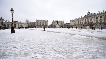 La place Stanislas de Nancy (Meurthe-et-Moselle), recouverte de neige, le 16 janvier 2021. (JEAN-CHRISTOPHE VERHAEGEN / AFP)