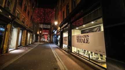 Une rue du centre-ville Metz (Moselle) à 18 heures&nbsp;le premier jour du couvre-feu le 2 janvier 2021. (MAXPPP)