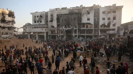 Des Palestiniens se pressent devant le bâtiment de chirurgie et de soins intensifs de l'hôpital al-Chifa, à Gaza, le 1er avril 2024, après le départ de l'armée israélienne. (AFP)