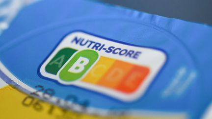 Un affichage Nutri-score sur un yaourt, le 23 avril 2019. (Image d'illustration). (CHRISTOPHE GATEAU / DPA)