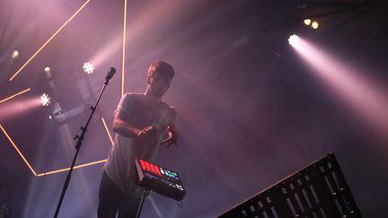 Fakear vient clore tout en lumières et en boucles électroniques cette deuxième journée à Rock en Seine.
 (Gilles Scarella / Studio FTV)