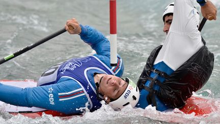 Des athl&egrave;tes testent le parcours du slalom en cano&euml; avant les Jeux olympiques &agrave; Londres (Royaume-Uni), le 3 juillet 2012. (LONDON 2012 / AFP)