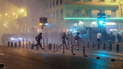 Des heurts entre des supporters anglais et russes à Marseille (Bouches-du-Rhône), le 11 juin 2016. (VITALIY BELOUSOV / SPUTNIK / AFP)