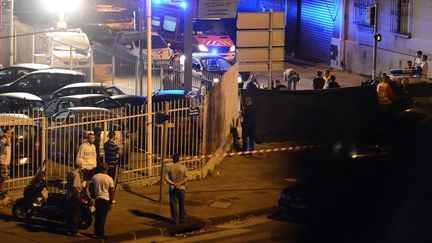 Policiers et experts examinent la sc&egrave;ne du crime apr&egrave;s le meurtre d'un jeune homme &agrave; la kalachnikov, dans la nuit du 29 au 30 ao&ucirc;t 2012 &agrave; Marseille (Bouches-du-Rh&ocirc;ne). (GERARD JULIEN / AFP)