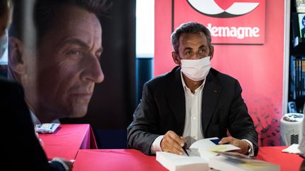 Nicolas Sarkozy lors de la promotion de son livre "Le temps des tempêtes" dans la librairie Charlemagne à Toulon.&nbsp; (FRANCK BESSIERE / HANS LUCAS)