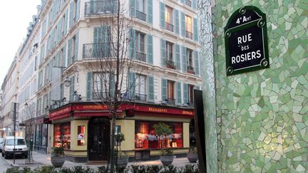 48 personnes, qui tentaient de se rendre rue des Rosiers (dans le 4e arrondissement de Paris), au c&oelig;ur du quartier juif du Marais, ont &eacute;t&eacute; interpell&eacute;es &agrave; leur sortie de la station Saint-Paul.&nbsp; (JACQUES DEMARTHON / AFP)