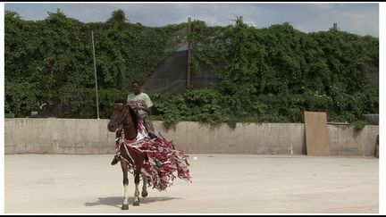 Mohamed Bourouissa, "Horse Day", 2015, Diptyque vidéo, Produit par MOBILES, Corinne Castel, Avec le soutein du PMU et l'Aide au film court en Seine-Saint-Denis, Courtesy de l'artiste et kamel mennour, Paris / London
 (Adagp, Paris, 2017 )