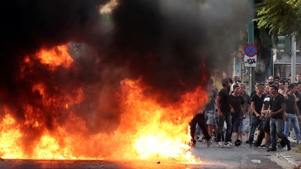 Des jeunes manifestants affrontent la police, le 16 ao&ucirc;t 2013 &agrave; Ath&egrave;nes (Gr&egrave;ce), en marge des fun&eacute;railles d'un &eacute;tudiant mort apr&egrave;s une dispute avec un contr&ocirc;leur de trolley-bus. (ANGELOS TZORTZINIS / ICON PRESS / AFP)