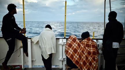 Des migrants à bord de "l'Aquarius", le bateau de SOS Méditerrannée, près de la Sicile, le 14 mai 2018. (LOUISA GOULIAMAKI / AFP)