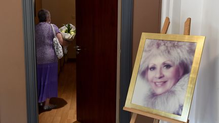 Une femme apporte des fleurs pour rendre hommage à Annie Cordy, à Cannes.&nbsp; (NICOLAS TUCAT / AFP)