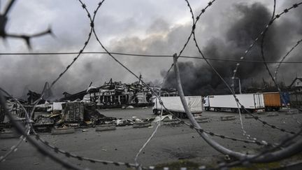 De la fumée s'élève d'un entrepôt bombardé dans la ville de Stoyanka, à l'ouest de Kiev, le 4 mars 2022. (ARIS MESSINIS / AFP)