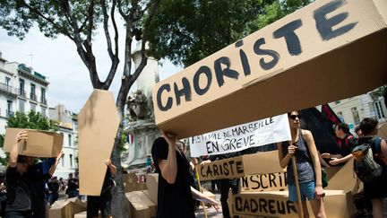 Les intermittents manifestent &agrave;&nbsp;Marseille sur la Canebi&egrave;re jusqu'au Vieux-Port avec plusieurs dizaines de cercueils, le 18 juin 2014 (BERTRAND LANGLOIS / AFP)