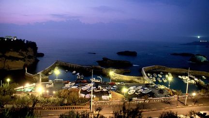 La nuit tombe sur Biarritz (Pyrénées-Atlantiques), le 4 août 2020. (PHILIPPE ROY / AFP)