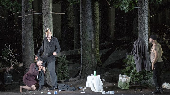 Peter Mattei (Don Giovanni),  Gaëlle Arquetz (Donna Elvira) et Alex Esposito ( Leporello) dans "Giovanni" de Claus Guth. (Bernd Uhlig / OnP)