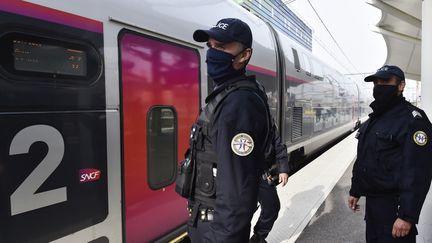 Des agents attendent près d'un train TGV en provenance d'Espagne à la gare de Perpignan, le 13 novembre 2020. (RAYMOND ROIG / AFP)