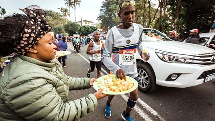 les marathoniens d'une soixantaine de pays se sont une nouvelle fois passionnés pour cette course légendaire devenue une véritable institution en Afrique du Sud. A la fois prisée et redoutée pour ses descentes et ses montées, «jamais très longues ni extrêmement pentues, mais c'est leur répétition sans temps mort qui use le musle et lamine le moral», raconte l'un des participants français sur son blog. Le gagnant de l'édition 2018 est un Sud-Africain, Bongumusa Mthembu, le premier depuis Bruce Fordyce, neuf fois vainqueur de l'utra-marathon entre 1981 et 1990. Depuis le premier top départ, le 24 mai 1921, le rang des fidèles de cette course bientôt centenaire, qui s'est déroulée chaque année sans interruption à l'exception de la période 1941-1945, n'a cessé de grossir. (RAJESH JANTILAL/AFP)