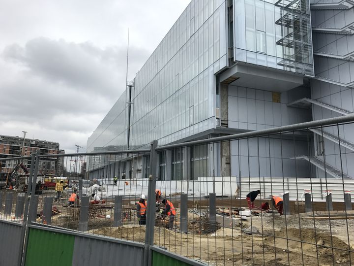 Des ouvriers sur le chantier du futur palais de justice de Paris,&nbsp;porte de Clichy (17e arrondissement), le 17 mars 2017. (LOUIS BOY / FRANCEINFO)