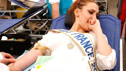 Donner son sang, c'est un peu une passion pour Delphine Wespiser, miss France 2012. (TIBOUL / MAXPPP)