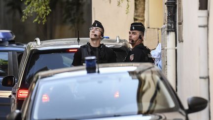 Des gendarmes montent la garde devant&nbsp;la chambre d'instruction de Dijon (Côte-d'Or), où Marcel et Jacqueline Jacob étaient entendus mardi 20 juin 2017. (PHILIPPE DESMAZES / AFP)