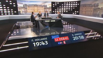 Vue des deux candidats à la présidentielle et des deux journalistes, le 2 mai 2012. (FTV)