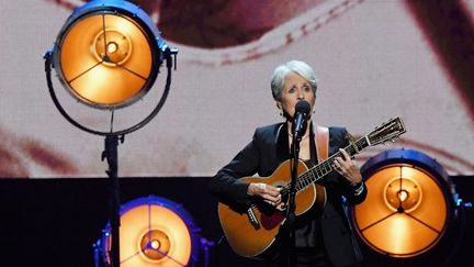 Joan Baez se produit pour la cérémonie d'entrée au Hall of Fame du Rock and Roll (Barclays Center, New York) 
 (MIKE COPPOLA / GETTY IMAGES NORTH AMERICA / AFP)