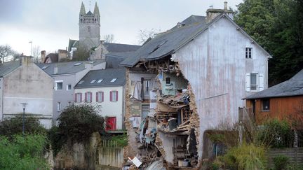 Un immeuble d&eacute;truit partiellement par le passage de la temp&ecirc;te Dirk, &agrave; Quimperl&eacute; (Finist&egrave;re), le 25 d&eacute;cembre 2013. (FRED TANNEAU / AFP)