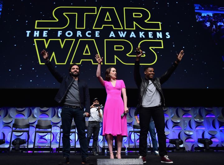 Oscar Isaac, Daisy Ridley et John Boyega lors de la convention Star Wars qui a présenté la deuxième bande annonce de l'épisode 7, le 16 avril 2015 à Anaheim, en Californie.
 (Alberto E. Rodriguez / GETTY IMAGES NORTH AMERICA / AFP)