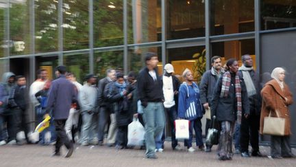 Des immigr&eacute;s font la queue &agrave; Bobigny (Seine-Saint-Denis) pour &ecirc;tre re&ccedil;us au service des &eacute;trangers de la pr&eacute;fecture, en 2006. (JOEL SAGET / AFP)