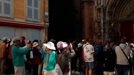 Les habitants d'Aix-en-Provence s’ingurgent contre le surtourisme. En cause, les bateaux de croisière qui accostent à Marseille, et viennent ensuite en bus visiter le centre-ville. (France 2)