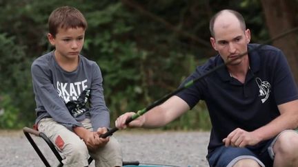 C’est une des tendances inattendues de l’été. Les jeunes, voire les très jeunes, se mettent à la pêche. Les équipes du 13 Heures ont suivi un atelier dans le Bas-Rhin. L’idée&nbsp;: apprendre à pêcher et à respecter les poissons et l’environnement. (FRANCE 2)