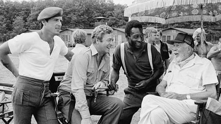 Sylvester Stallone, Michael Caine, Pelé et&nbsp;John Huston lors du tournage de "À nous la victoire". (DR)