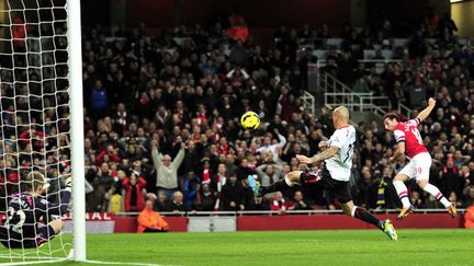 Santiago Cazorla s'y reprend à deux fois pour marquer contre Liverpool (GLYN KIRK / AFP)