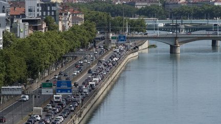 Des automobilistes patientent dans les bouchons sur l'A7 au niveau de Lyon (Rhône), le 29 juillet 2017. (ROMAIN LAFABREGUE / AFP)