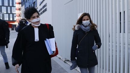 Coline Berry-Rojtman avec son avocate à Paris, le 11 février 2021. (THOMAS SAMSON / AFP)