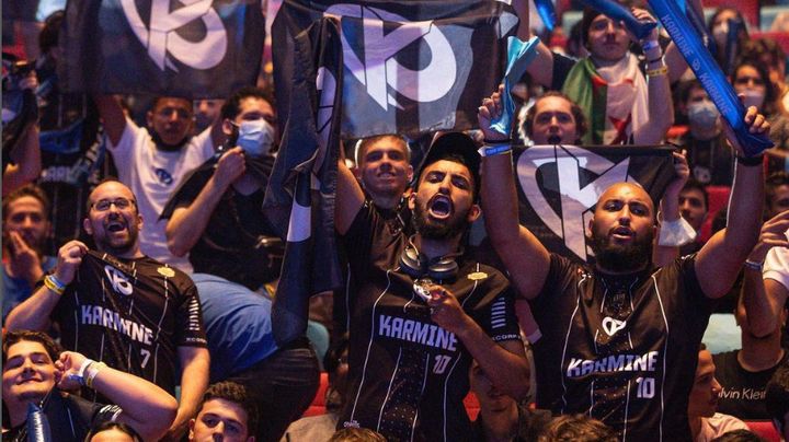 Des fans de la Karmine Corp, club esport français, réunis pour supporter leur équipe au Palais des Congrès à Paris le 26 juillet 2021. (KARMINE CORP)