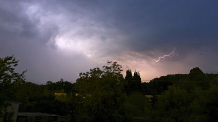 Des éclairs dans le ciel de Montlouis-sur-Loire, le 22 mai 2022. (GUILLAUME SOUVANT / AFP)