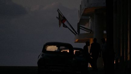 Des Cubains dans une rue de La Havane (Cuba) pendant la troisième nuit d'une panne d'électricité nationale, le 20 octobre 2024. (ADALBERTO ROQUE / AFP)