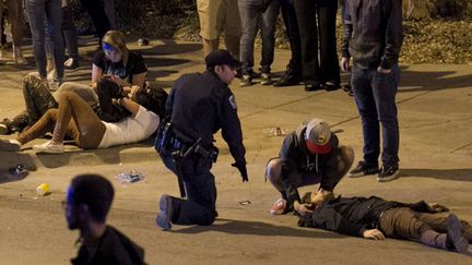 Après l'accident de SXSW, un policier s'occupe des piétons blessés.
 (Jay Janner/AP/SIPA)