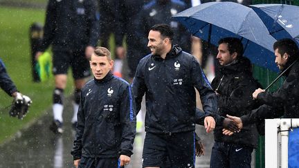 Les Français sous la pluie de Clairefontaine pour l'entraînement (FRANCK FIFE / AFP)