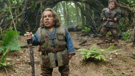 Graham Hughes et Warwick Davis qui reprend son rôle de "Willow", 35 ans après le film de Ron Howard. (LUCASFILM LTD.)