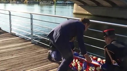 Emmanuel Macron dépose une gerbe de fleurs, lors de la&nbsp;commémoration officielle du 17 octobre 1961, à Colombes (Hauts-de-Seine), le 16 octobre 2021.&nbsp; (FRANCEINFO / FRANCE TELEVISION)