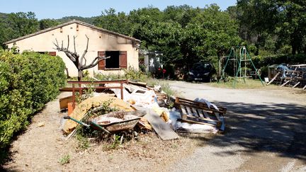 La maison dans laquelle un forcené s'est retranché, après avoir tiré sur son épouse puis sur des gendarmes du GIGN en tuant un, le 21 mai 2016 à Gassin (Var). (JEAN CHRISTOPHE MAGNENET / AFP)