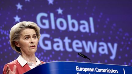 La présidente de la Commission européenne Ursula von der Leyen lors de la présentation du "Global Gateway", à Bruxelles (Belgique) le 1er décembre 2021 (KENZO TRIBOUILLARD / AFP)