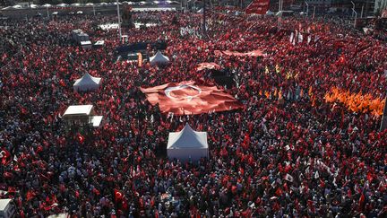 &nbsp; (Dimanche sur la place Taksim à Instabul, des milliers de Trucs se sont réunis pour exprimer leurs inquiétudes après la reprise en main autoritaire du pouvoir par le président Erdogan © AFP / BULENT KILIC)