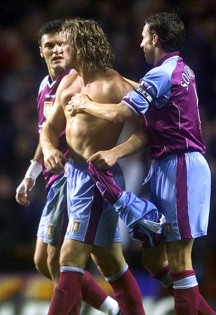 David Ginola enlève son maillot après un but contre Manchester City, le 16 décembre 2000, à Birmingham (Angleterre).&nbsp; (IAN HODGSON / REUTERS)