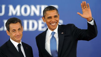 Barack Obama (&agrave; droite) et Nicolas Sarkozy (&agrave; gauche) peu avant le d&eacute;but du sommet du G20 de Cannes, jeudi 3 novembre 2011. (STEFAN ROUSSEAU / REUTERS)