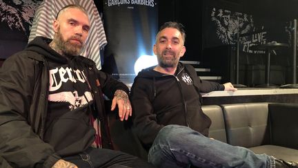 Yann Heurtaux (guitare) et&nbsp;Mouss Kelai (chant), deux membres du groupe de metal Mass Hysteria. (MATHIEU MESSAGE / FRANCE TV INFO)