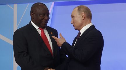 Cyril Ramaphosa (à gauche), le président de l'Afrique du Sud, et Vladimir Poutine (à droite), le président russe, à Sochi, en 2019. (SERGEI CHIRIKOV / POOL)